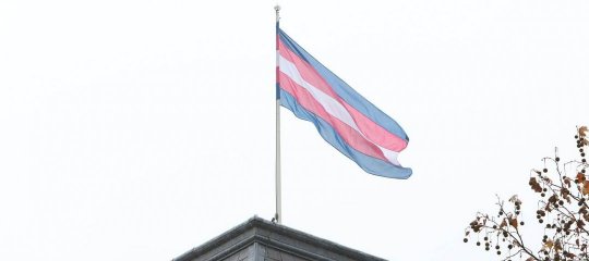 Drapeau Trans installé sur un batiment officiel à Londres en 2018